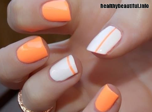 Monochromatic nails with a single bold line of a contrasting color